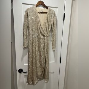 H&M Sequin Cocktail Dress.
Size S. Gold sequin dress.